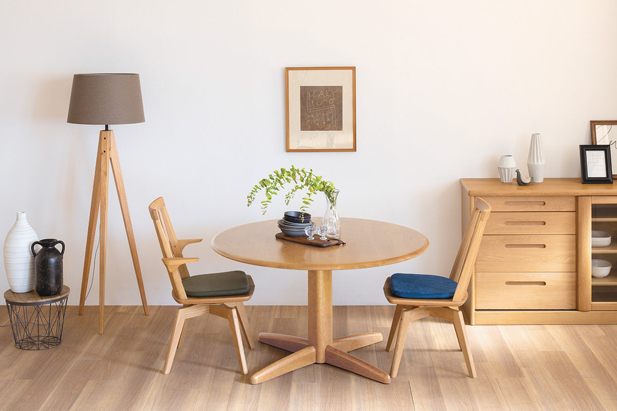 丸い天板で家族の団欒をつくるダイニングテーブル DT-1700｜ダイニング  